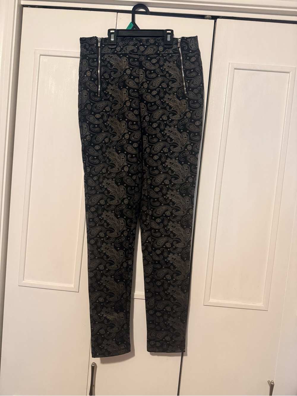 Women's Paisley Slim Leggings - Black with Gray Paisley